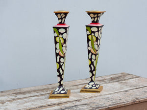 Coppia candelabri in legno finemente dipinti.  Dimensioni 18x14  h47cm.   per ulteriori info o foto mail info@etniko.it whatsapp 0039 3338778241 etsy / ig / fb : etnikobycrosato