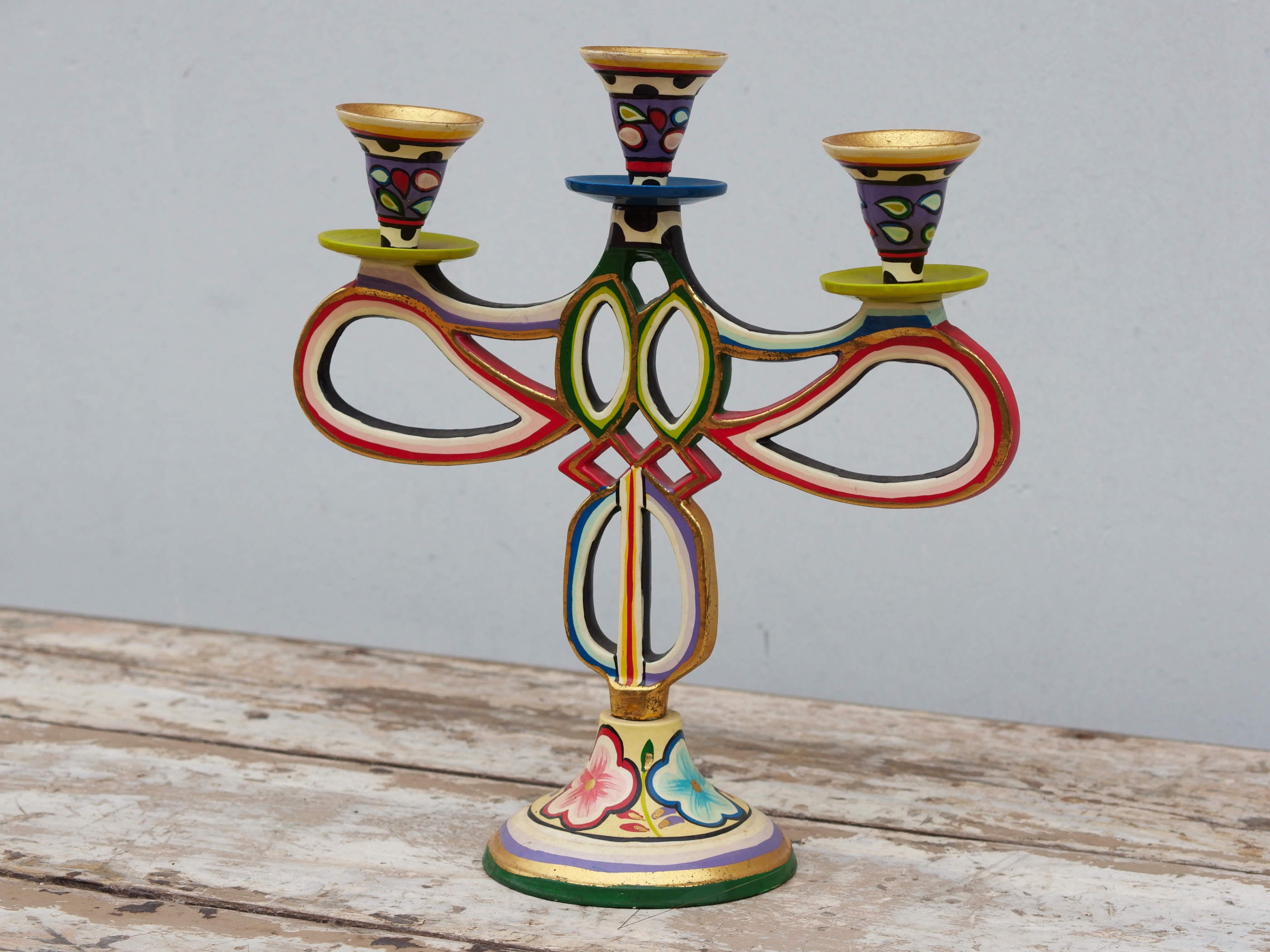 Candelabro in legno finemente dipinto.  Dimensioni 28x10 h29cm.    per ulteriori info o foto mail info@etniko.it whatsapp 0039 3338778241 etsy / ig / fb : etnikobycrosato