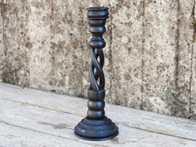 Carica l&#39;immagine nel visualizzatore di Gallery, Candelabro in legno di teak inciso e dipinto, ricavato da un unico tronco di teak. Dimensioni base diametro 12, foro per candela diametro 4cm, h 36 cm.  per ulteriori info o foto mail info@etniko.it whatsapp 0039 3338778241 etsy / ig / fb : etnikobycrosato