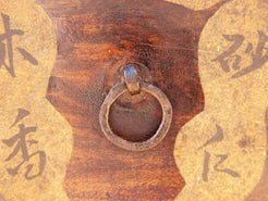 Dettaglio ravvicinato della struttura in legno e delle maniglie dei cassetti.