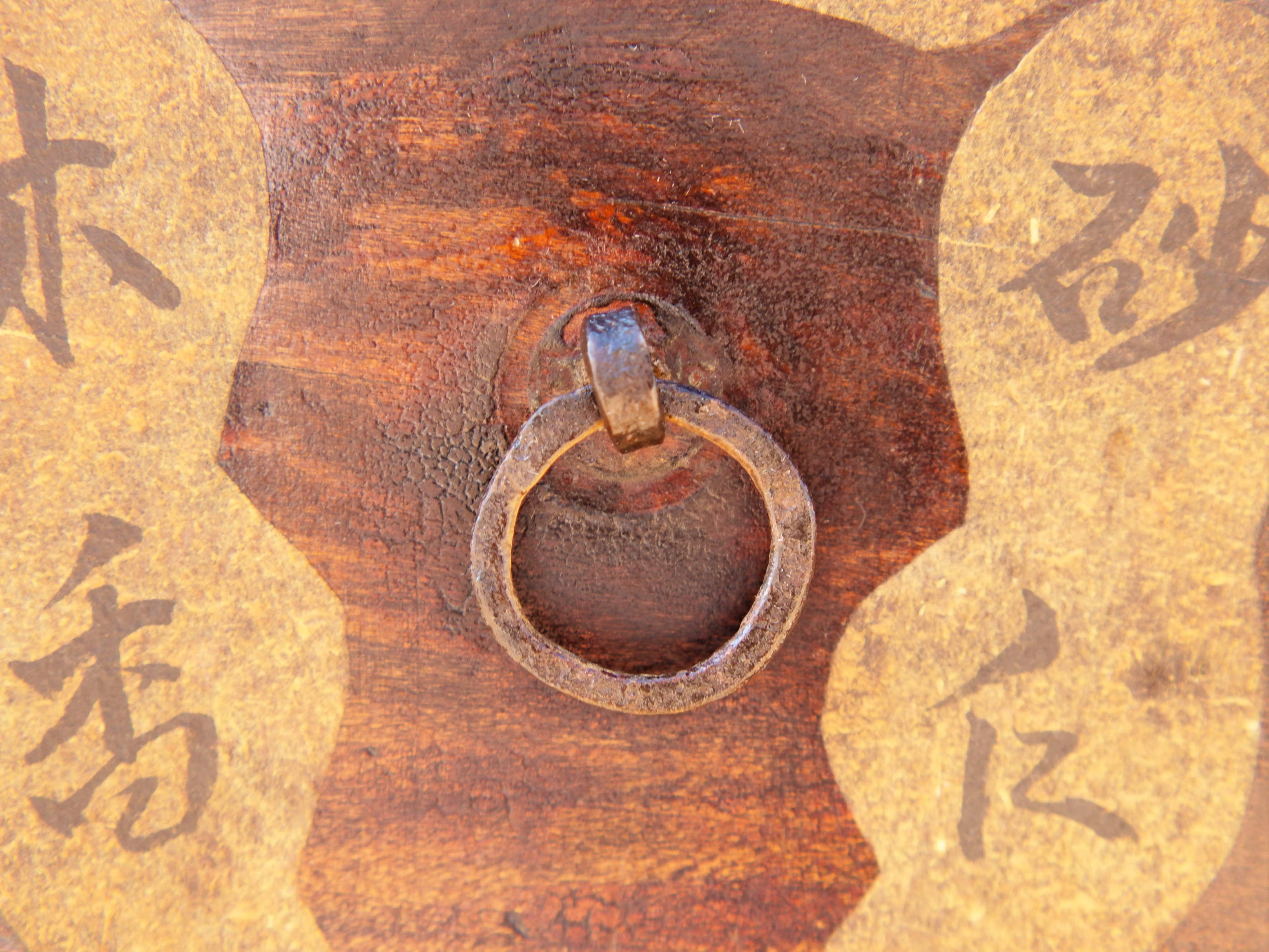 Dettaglio ravvicinato della struttura in legno e delle maniglie dei cassetti.