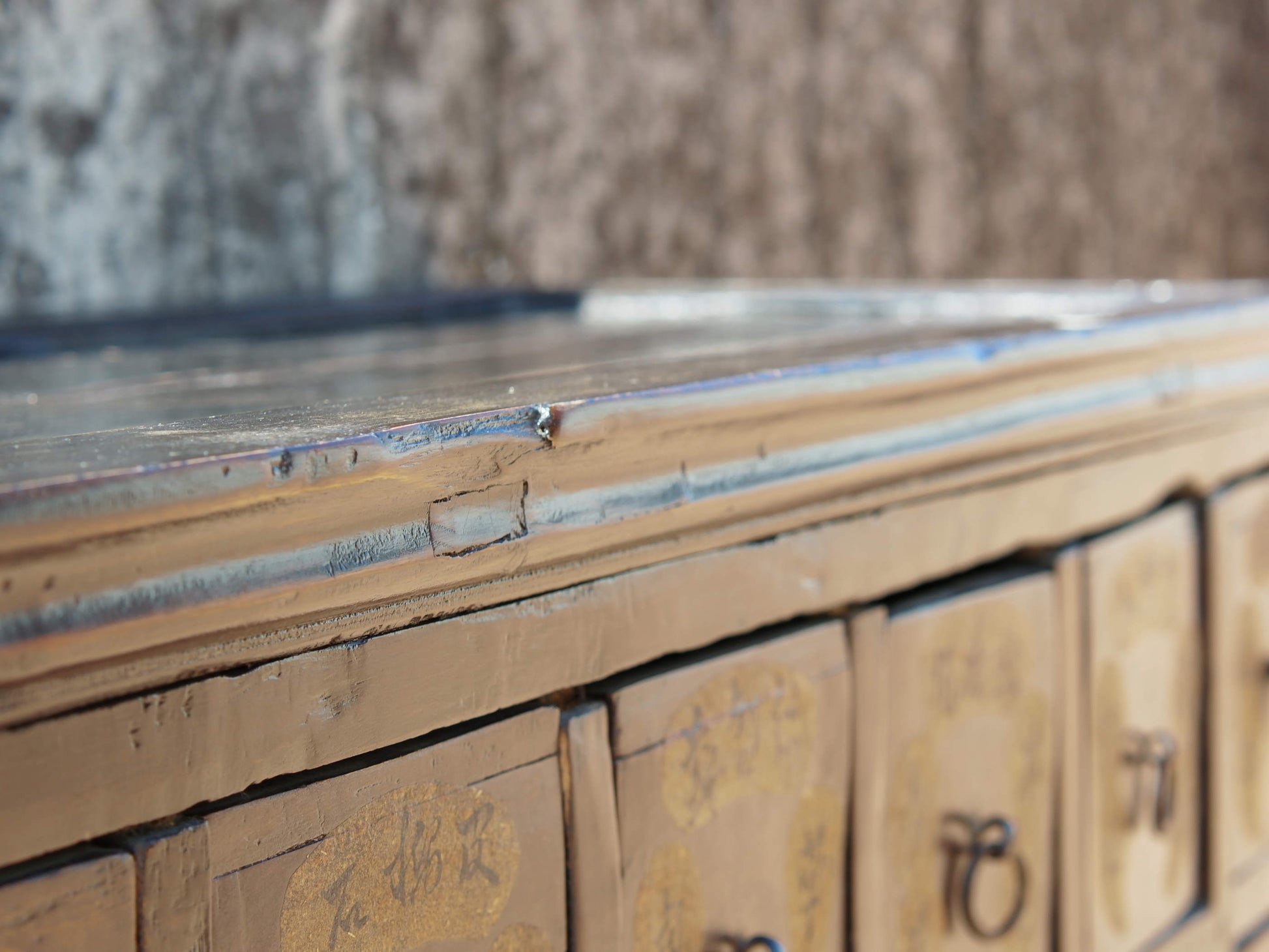 Dettaglio della cornice superiore e della solidità della struttura.