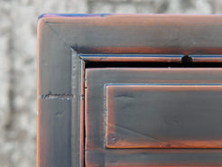 Dettaglio ravvicinato della finitura decapata e della texture del legno massello.