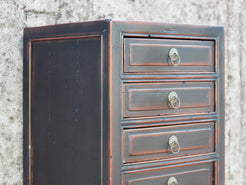 Dettaglio ravvicinato della finitura decapata e della texture del legno massello.