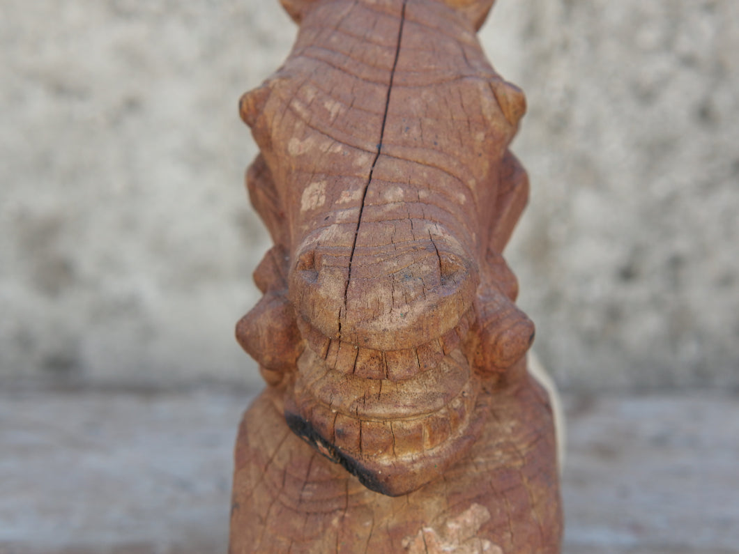 antica statua indiana raffigurante un cavallo in legno di teak inciso, databile primi 900. unico e conservato perfettamente, si nota la patina del tempo e l'usura naturale dell'oggetto.  dimensioni 8x12 h23cm