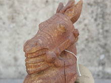 Carica l&#39;immagine nel visualizzatore di Gallery, antica statua indiana raffigurante un cavallo in legno di teak inciso, databile primi 900. unico e conservato perfettamente, si nota la patina del tempo e l&#39;usura naturale dell&#39;oggetto.  dimensioni 8x12 h23cm