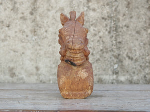 antica statua indiana raffigurante un cavallo in legno di teak inciso, databile primi 900. unico e conservato perfettamente, si nota la patina del tempo e l'usura naturale dell'oggetto.  dimensioni 8x12 h23cm