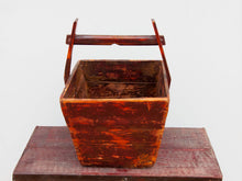 Carica l&#39;immagine nel visualizzatore di Gallery, Cesto Cina, Porta Riso In Legno Di Olmo, Assemblati Senza L&#39;Utilizzo Di Ferramenta Ma Solo Con Incastri A Pettine.  Dimensioni 33x37 h50cm.   prezzo originale euro 100, prezzo scontato euro 80  per info ed ulteriori foto facebook / instagram / pinterest  : etnikobycrosato 0039 3338778241 info@etniko.it