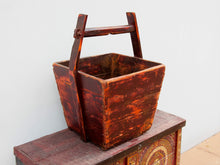 Carica l&#39;immagine nel visualizzatore di Gallery, Cesto Cina, Porta Riso In Legno Di Olmo, Assemblati Senza L&#39;Utilizzo Di Ferramenta Ma Solo Con Incastri A Pettine.  Dimensioni 33x37 h50cm.   prezzo originale euro 100, prezzo scontato euro 80  per info ed ulteriori foto facebook / instagram / pinterest  : etnikobycrosato 0039 3338778241 info@etniko.it