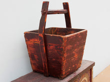 Carica l&#39;immagine nel visualizzatore di Gallery, Cesto Cina, Porta Riso In Legno Di Olmo, Assemblati Senza L&#39;Utilizzo Di Ferramenta Ma Solo Con Incastri A Pettine.  Dimensioni 33x37 h50cm.   prezzo originale euro 100, prezzo scontato euro 80  per info ed ulteriori foto facebook / instagram / pinterest  : etnikobycrosato 0039 3338778241 info@etniko.it