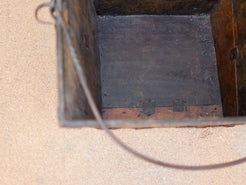 Cesto Cina, Porta Riso In Legno Di Olmo, Assemblati Senza L'Utilizzo Di Ferramenta Ma Solo Con Incastri A Pettine. Manico in metallo.  Dimensioni 37x455 h25cm.  prezzo originale euro 60, prezzo scontato euro 45  per info ed ulteriori foto  www.etniko.it facebook / instagram : etnikobycrosato 0039 3338778241 info@etniko.it