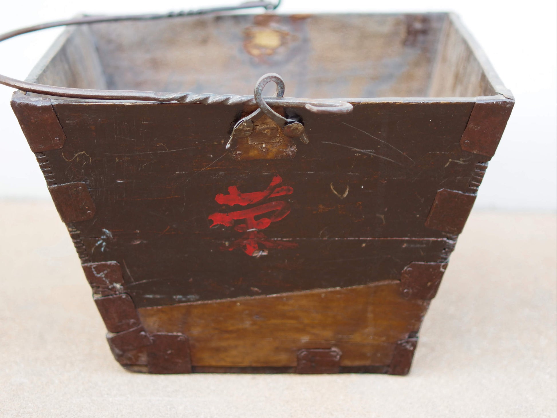 Cesto Cina, Porta Riso In Legno Di Olmo, Assemblati Senza L'Utilizzo Di Ferramenta Ma Solo Con Incastri A Pettine. Manico in metallo.  Dimensioni 37x455 h25cm.  prezzo originale euro 60, prezzo scontato euro 45  per info ed ulteriori foto  www.etniko.it facebook / instagram : etnikobycrosato 0039 3338778241 info@etniko.it