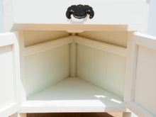 Carica l&#39;immagine nel visualizzatore di Gallery, Comodino di provenienza Cinese con 1 cassetto e 2 ante di base triangolare,  in legno di foresta laccato bianco.  Dimensioni 60x47xh60cm.   per info ed ulteriori foto inf@etniko.it watshapp 0039 3338778241 facebook / instagram : etnikobycrosato