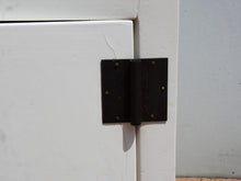 Carica l&#39;immagine nel visualizzatore di Gallery, Comodino di provenienza Cinese con 1 cassetto e 2 ante di base triangolare,  in legno di foresta laccato bianco.  Dimensioni 60x47xh60cm.   per info ed ulteriori foto inf@etniko.it watshapp 0039 3338778241 facebook / instagram : etnikobycrosato
