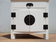 Carica l&#39;immagine nel visualizzatore di Gallery, Comodino di provenienza Cinese con 1 cassetto e 2 ante di base triangolare,  in legno di foresta laccato bianco.  Dimensioni 60x47xh60cm.   per info ed ulteriori foto inf@etniko.it watshapp 0039 3338778241 facebook / instagram : etnikobycrosato