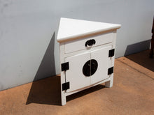 Carica l&#39;immagine nel visualizzatore di Gallery, Comodino di provenienza Cinese con 1 cassetto e 2 ante di base triangolare,  in legno di foresta laccato bianco.  Dimensioni 60x47xh60cm.   per info ed ulteriori foto inf@etniko.it watshapp 0039 3338778241 facebook / instagram : etnikobycrosato