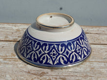 Carica l&#39;immagine nel visualizzatore di Gallery, Ciotola Decorata Marocco Dipinta In Terracotta Di Fes. La Tradizionale Terracotta Di Fes é Impastata, Decorata, Cotta, Smaltata E Nuovamente Cotta Nel Forno A Legna (Non Nel Forno A Gas Che Rende Lo Smalto Omogeneo E Senza L&#39;Effetto Delle Crepe). Decorato Con Bordatura In Argentone. Pezzo Unico.  Dimensioni Diametro 30 h13cm.  prezzo originale euro 110 scontato euro 90  per info ed ulteriori foto info@etniko.it facebook / instagram / pinterest : etnikobycrosato 0039 3338778241