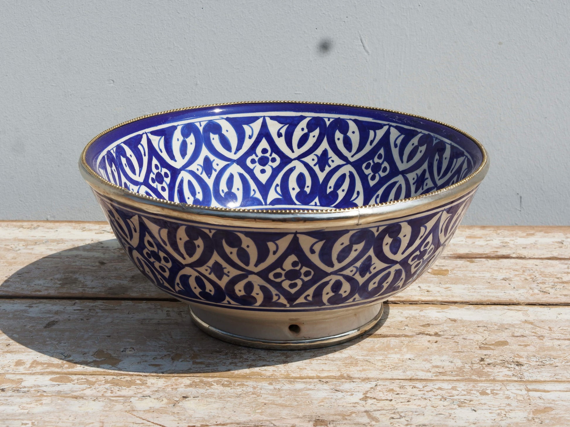 Ciotola Decorata Marocco Dipinta In Terracotta Di Fes. La Tradizionale Terracotta Di Fes é Impastata, Decorata, Cotta, Smaltata E Nuovamente Cotta Nel Forno A Legna (Non Nel Forno A Gas Che Rende Lo Smalto Omogeneo E Senza L'Effetto Delle Crepe). Decorato Con Bordatura In Argentone. Pezzo Unico.  Dimensioni Diametro 30 h13cm.  prezzo originale euro 110 scontato euro 90  per info ed ulteriori foto info@etniko.it facebook / instagram / pinterest : etnikobycrosato 0039 3338778241