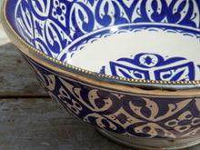 Carica l&#39;immagine nel visualizzatore di Gallery, Ciotola Decorata Marocco Dipinta In Terracotta Di Fes. La Tradizionale Terracotta Di Fes é Impastata, Decorata, Cotta, Smaltata E Nuovamente Cotta Nel Forno A Legna (Non Nel Forno A Gas Che Rende Lo Smalto Omogeneo E Senza L&#39;Effetto Delle Crepe). Decorato Con Bordatura In Argentone. Pezzo Unico.  Dimensioni Diametro 30 h13cm.  prezzo originale euro 110 scontato euro 90  per info ed ulteriori foto info@etniko.it facebook / instagram / pinterest : etnikobycrosato 0039 3338778241