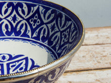 Carica l&#39;immagine nel visualizzatore di Gallery, Ciotola Decorata Marocco Dipinta In Terracotta Di Fes. La Tradizionale Terracotta Di Fes é Impastata, Decorata, Cotta, Smaltata E Nuovamente Cotta Nel Forno A Legna (Non Nel Forno A Gas Che Rende Lo Smalto Omogeneo E Senza L&#39;Effetto Delle Crepe). Decorato Con Bordatura In Argentone. Pezzo Unico.  Dimensioni Diametro 30 h13cm.  prezzo originale euro 110 scontato euro 90  per info ed ulteriori foto info@etniko.it facebook / instagram / pinterest : etnikobycrosato 0039 3338778241