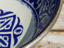 Carica l&#39;immagine nel visualizzatore di Gallery, Ciotola Decorata Marocco Dipinta In Terracotta Di Fes. La Tradizionale Terracotta Di Fes é Impastata, Decorata, Cotta, Smaltata E Nuovamente Cotta Nel Forno A Legna (Non Nel Forno A Gas Che Rende Lo Smalto Omogeneo E Senza L&#39;Effetto Delle Crepe). Decorato Con Bordatura In Argentone. Pezzo Unico.  Dimensioni Diametro 30 h13cm.  prezzo originale euro 110 scontato euro 90  per info ed ulteriori foto info@etniko.it facebook / instagram / pinterest : etnikobycrosato 0039 3338778241