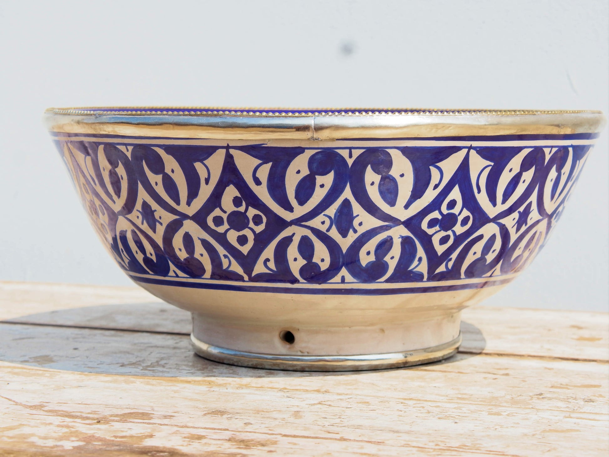 Ciotola Decorata Marocco Dipinta In Terracotta Di Fes. La Tradizionale Terracotta Di Fes é Impastata, Decorata, Cotta, Smaltata E Nuovamente Cotta Nel Forno A Legna (Non Nel Forno A Gas Che Rende Lo Smalto Omogeneo E Senza L'Effetto Delle Crepe). Decorato Con Bordatura In Argentone. Pezzo Unico.  Dimensioni Diametro 30 h13cm.  prezzo originale euro 110 scontato euro 90  per info ed ulteriori foto info@etniko.it facebook / instagram / pinterest : etnikobycrosato 0039 3338778241