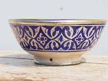 Carica l&#39;immagine nel visualizzatore di Gallery, Ciotola Decorata Marocco Dipinta In Terracotta Di Fes. La Tradizionale Terracotta Di Fes é Impastata, Decorata, Cotta, Smaltata E Nuovamente Cotta Nel Forno A Legna (Non Nel Forno A Gas Che Rende Lo Smalto Omogeneo E Senza L&#39;Effetto Delle Crepe). Decorato Con Bordatura In Argentone. Pezzo Unico.  Dimensioni Diametro 30 h13cm.  prezzo originale euro 110 scontato euro 90  per info ed ulteriori foto info@etniko.it facebook / instagram / pinterest : etnikobycrosato 0039 3338778241