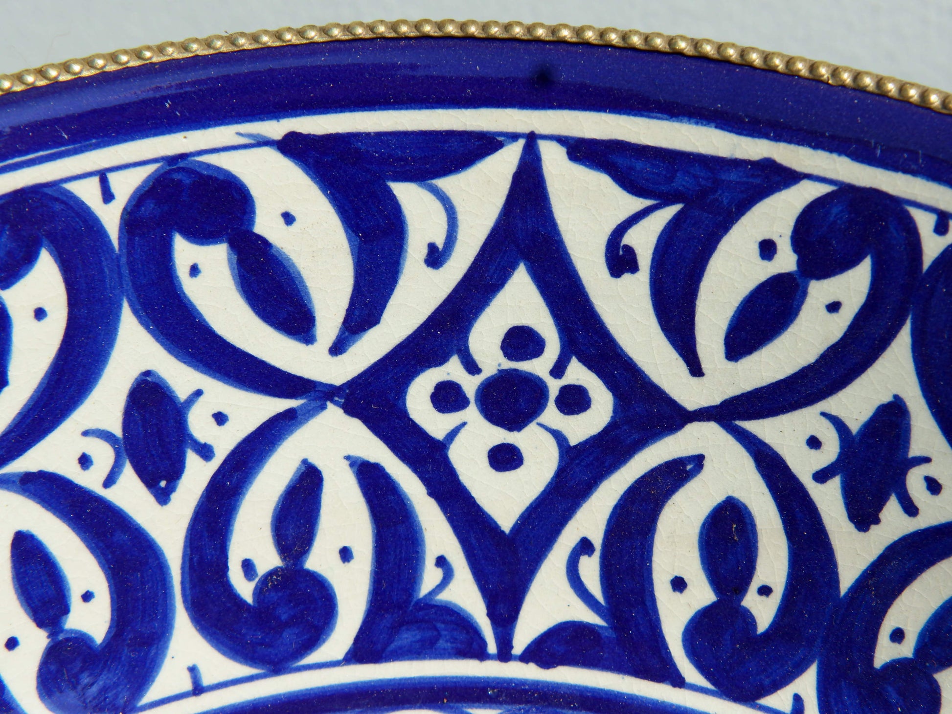 Ciotola Decorata Marocco Dipinta In Terracotta Di Fes. La Tradizionale Terracotta Di Fes é Impastata, Decorata, Cotta, Smaltata E Nuovamente Cotta Nel Forno A Legna (Non Nel Forno A Gas Che Rende Lo Smalto Omogeneo E Senza L'Effetto Delle Crepe). Decorato Con Bordatura In Argentone. Pezzo Unico.  Dimensioni Diametro 30 h13cm.  prezzo originale euro 110 scontato euro 90  per info ed ulteriori foto info@etniko.it facebook / instagram / pinterest : etnikobycrosato 0039 3338778241