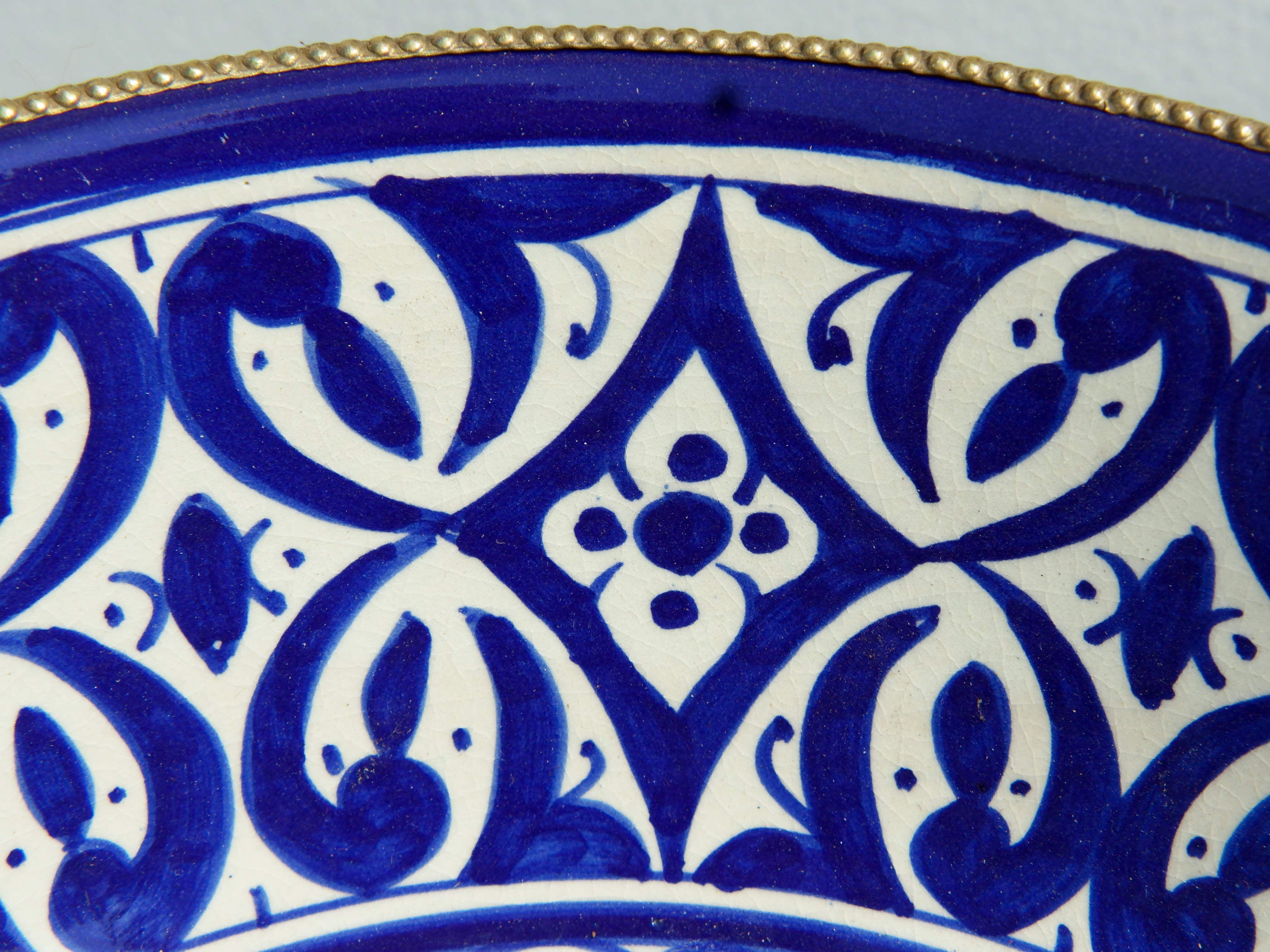 Ciotola Decorata Marocco Dipinta In Terracotta Di Fes. La Tradizionale Terracotta Di Fes é Impastata, Decorata, Cotta, Smaltata E Nuovamente Cotta Nel Forno A Legna (Non Nel Forno A Gas Che Rende Lo Smalto Omogeneo E Senza L'Effetto Delle Crepe). Decorato Con Bordatura In Argentone. Pezzo Unico.  Dimensioni Diametro 30 h13cm.  prezzo originale euro 110 scontato euro 90  per info ed ulteriori foto info@etniko.it facebook / instagram / pinterest : etnikobycrosato 0039 3338778241