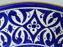 Carica l&#39;immagine nel visualizzatore di Gallery, Ciotola Decorata Marocco Dipinta In Terracotta Di Fes. La Tradizionale Terracotta Di Fes é Impastata, Decorata, Cotta, Smaltata E Nuovamente Cotta Nel Forno A Legna (Non Nel Forno A Gas Che Rende Lo Smalto Omogeneo E Senza L&#39;Effetto Delle Crepe). Decorato Con Bordatura In Argentone. Pezzo Unico.  Dimensioni Diametro 30 h13cm.  prezzo originale euro 110 scontato euro 90  per info ed ulteriori foto info@etniko.it facebook / instagram / pinterest : etnikobycrosato 0039 3338778241