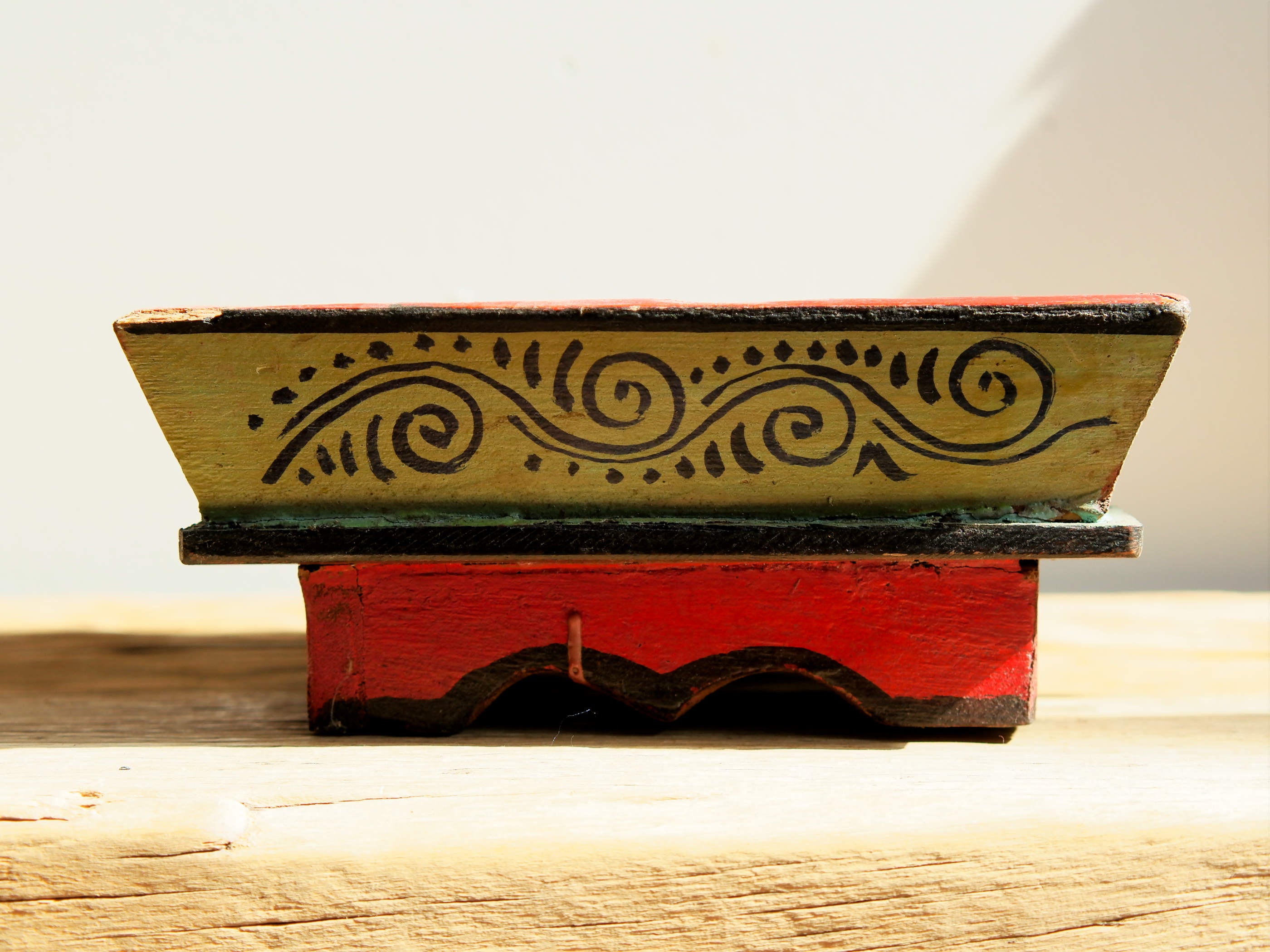 Cestino Cina, Porta oggetti in Legno dipinto.  Dimensioni 20x20xh9cm.