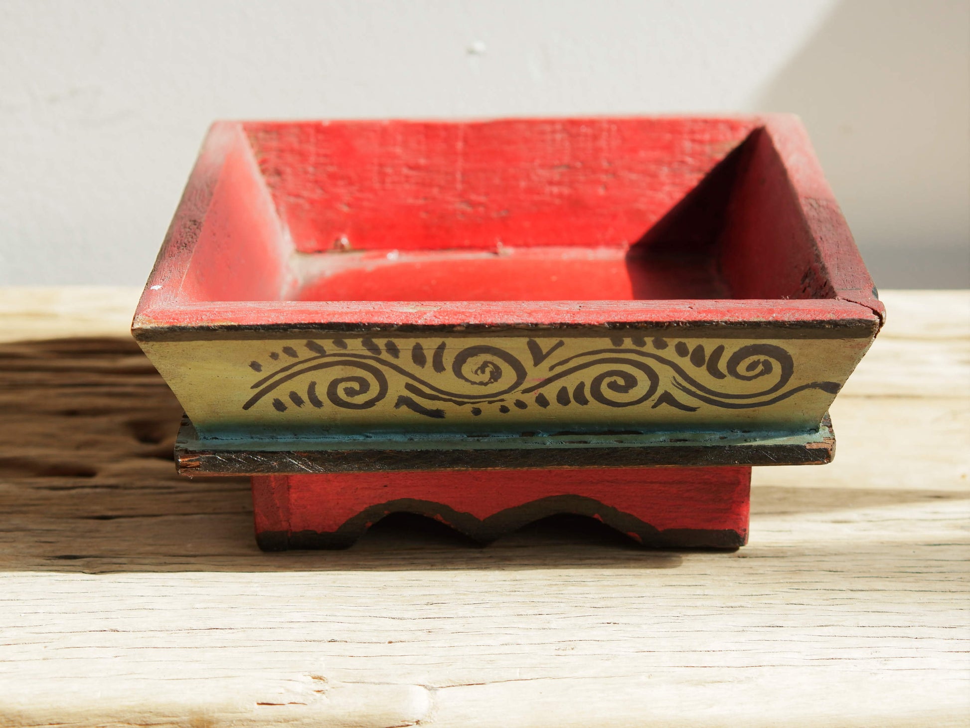 Cestino Cina, Porta oggetti in Legno dipinto.  Dimensioni 20x20xh9cm.