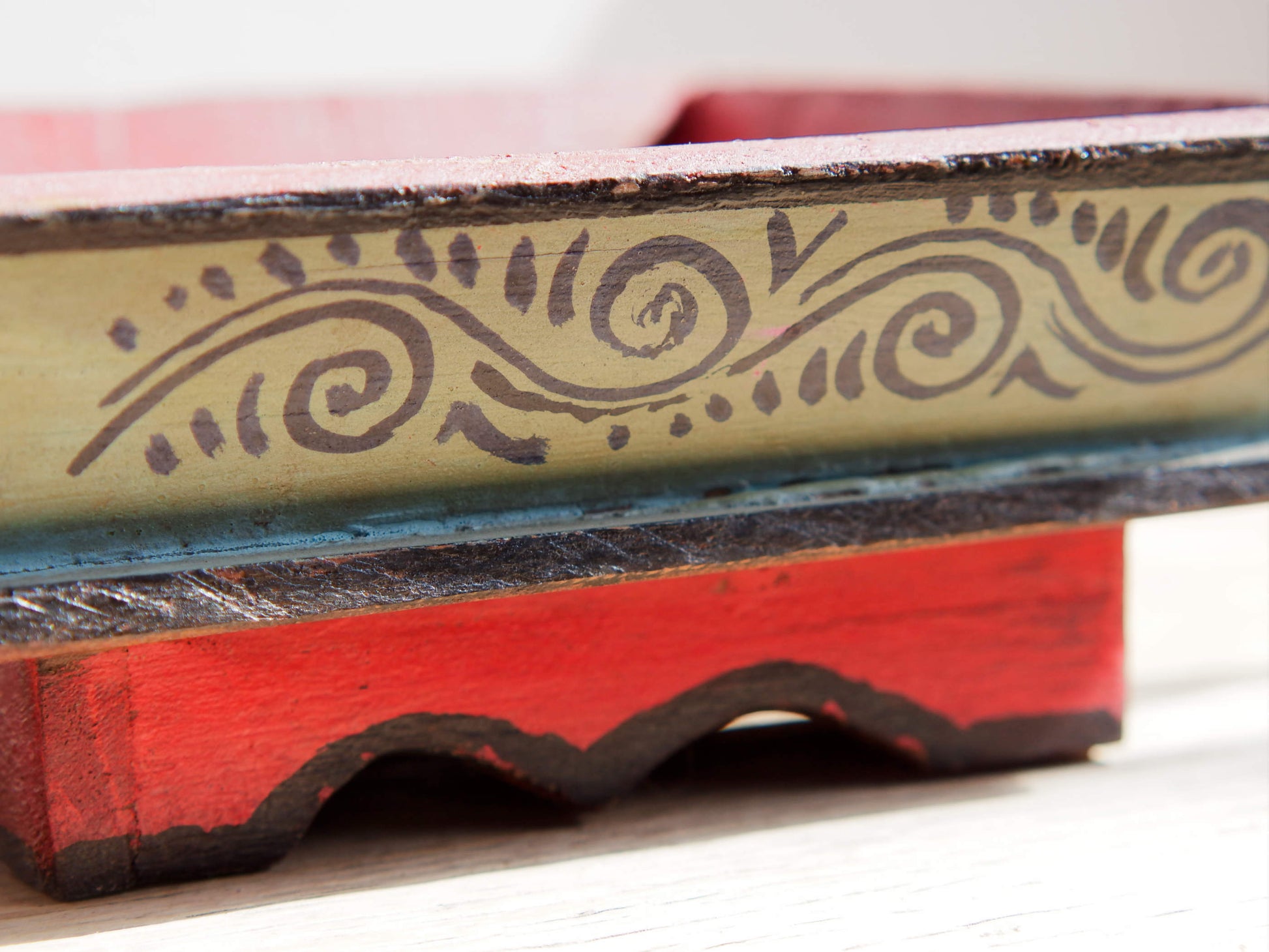 Cestino Cina, Porta oggetti in Legno dipinto.  Dimensioni 20x20xh9cm.