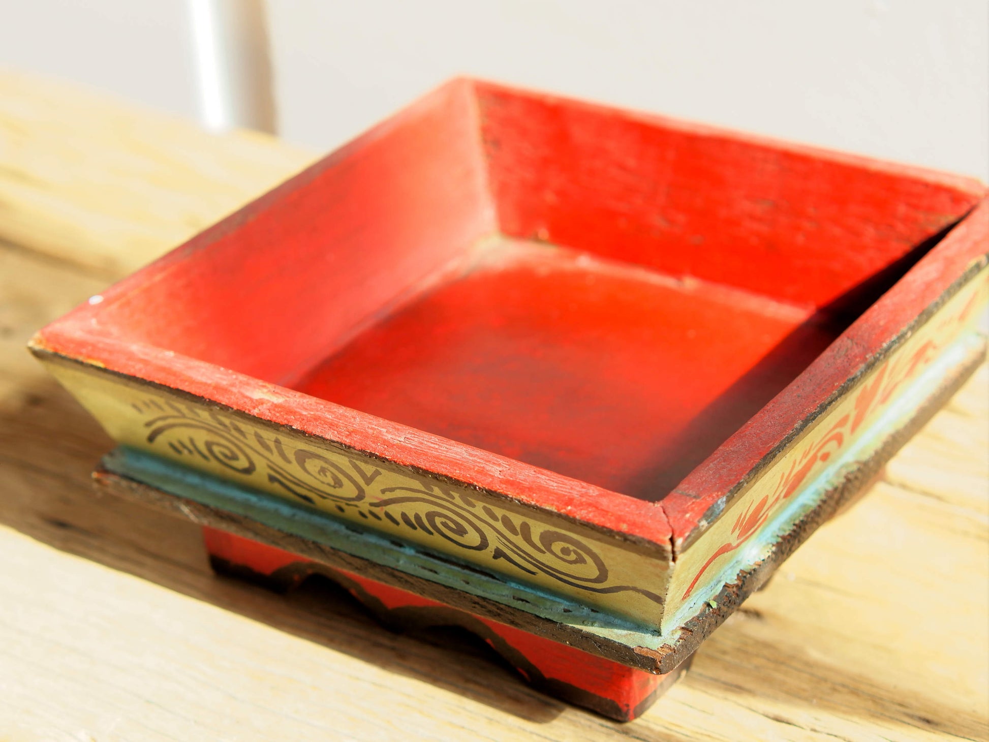Cestino Cina, Porta oggetti in Legno dipinto.  Dimensioni 20x20xh9cm.