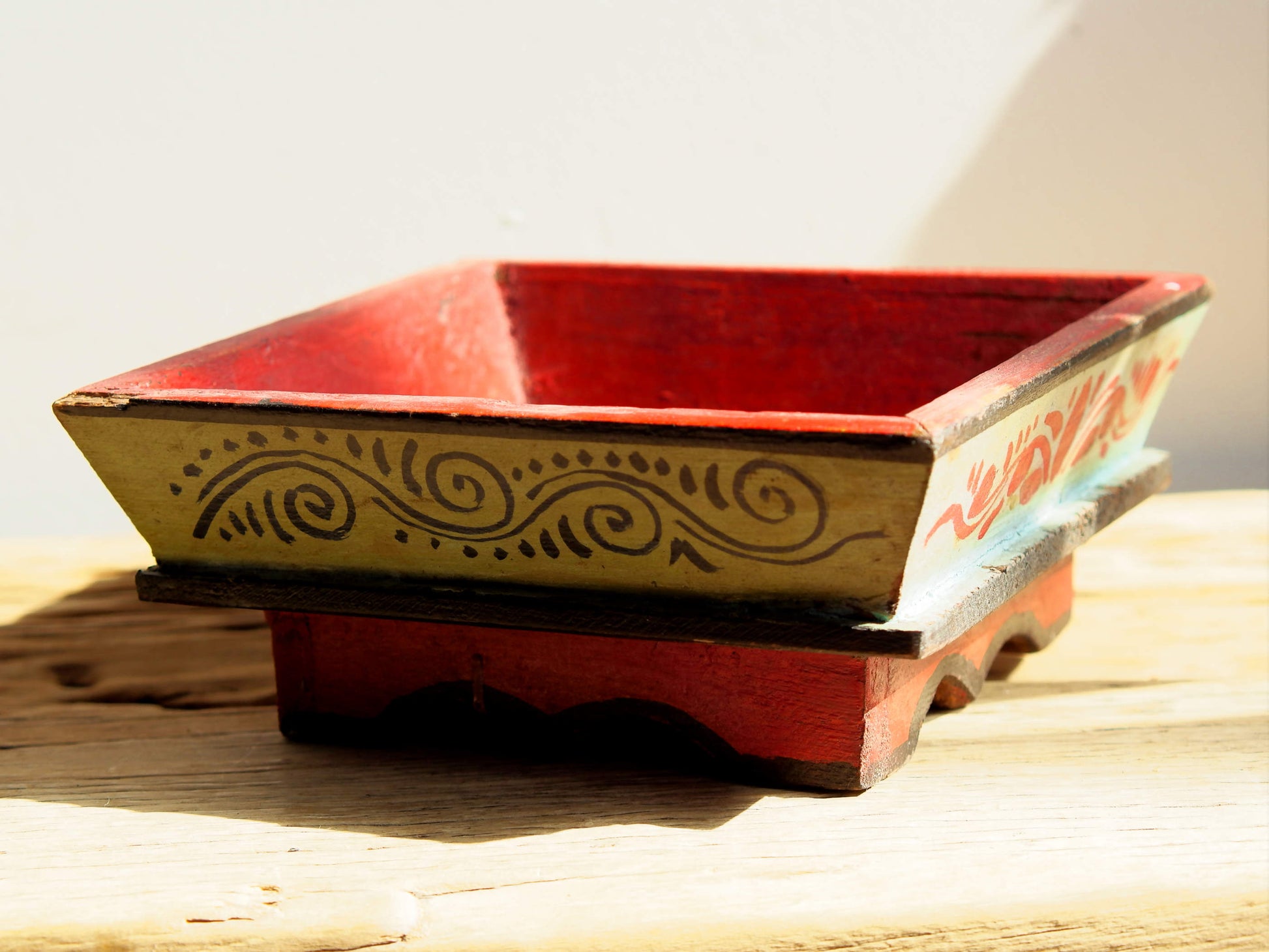 Cestino Cina, Porta oggetti in Legno dipinto.  Dimensioni 20x20xh9cm.