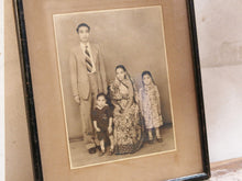 Carica l&#39;immagine nel visualizzatore di Gallery, vecchia fotografia indiana raffigurate un ritratto di famiglia . cornice e foto databili anni 70/80 . pezzo unico conservato originale . legno e foto .  misure cornice 26 x 31cm   per ulteriori info o dettagli info@etniko.itinstagram / facebook / etsy : etnikobycrosato whatsapp 0039 3338778241