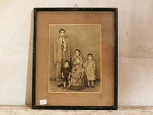 Carica l&#39;immagine nel visualizzatore di Gallery, vecchia fotografia indiana raffigurate un ritratto di famiglia . cornice e foto databili anni 70/80 . pezzo unico conservato originale . legno e foto .  misure cornice 26 x 31cm   per ulteriori info o dettagli info@etniko.itinstagram / facebook / etsy : etnikobycrosato whatsapp 0039 3338778241