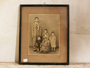 vecchia fotografia indiana raffigurate un ritratto di famiglia . cornice e foto databili anni 70/80 . pezzo unico conservato originale . legno e foto .  misure cornice 26 x 31cm   per ulteriori info o dettagli info@etniko.itinstagram / facebook / etsy : etnikobycrosato whatsapp 0039 3338778241