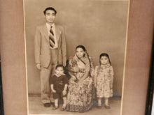 Carica l&#39;immagine nel visualizzatore di Gallery, vecchia fotografia indiana raffigurate un ritratto di famiglia . cornice e foto databili anni 70/80 . pezzo unico conservato originale . legno e foto .  misure cornice 26 x 31cm   per ulteriori info o dettagli info@etniko.itinstagram / facebook / etsy : etnikobycrosato whatsapp 0039 3338778241