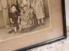 Carica l&#39;immagine nel visualizzatore di Gallery, vecchia fotografia indiana raffigurate un ritratto di famiglia . cornice e foto databili anni 70/80 . pezzo unico conservato originale . legno e foto .  misure cornice 26 x 31cm   per ulteriori info o dettagli info@etniko.itinstagram / facebook / etsy : etnikobycrosato whatsapp 0039 3338778241