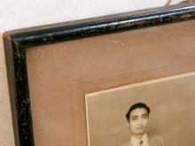 Carica l&#39;immagine nel visualizzatore di Gallery, vecchia fotografia indiana raffigurate un ritratto di famiglia . cornice e foto databili anni 70/80 . pezzo unico conservato originale . legno e foto .  misure cornice 26 x 31cm   per ulteriori info o dettagli info@etniko.itinstagram / facebook / etsy : etnikobycrosato whatsapp 0039 3338778241