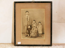 Carica l&#39;immagine nel visualizzatore di Gallery, vecchia fotografia indiana raffigurate un ritratto di famiglia . cornice e foto databili anni 70/80 . pezzo unico conservato originale . legno e foto .  misure cornice 26 x 31cm   per ulteriori info o dettagli info@etniko.itinstagram / facebook / etsy : etnikobycrosato whatsapp 0039 3338778241