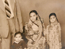 Carica l&#39;immagine nel visualizzatore di Gallery, vecchia fotografia indiana raffigurate un ritratto di famiglia . cornice e foto databili anni 70/80 . pezzo unico conservato originale . legno e foto .  misure cornice 26 x 31cm   per ulteriori info o dettagli info@etniko.itinstagram / facebook / etsy : etnikobycrosato whatsapp 0039 3338778241