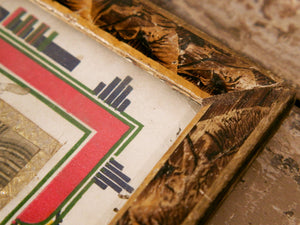 vecchia fotografia indiana raffigurante un bimbo, cornice e foto databili anni 70/80, pezzo unico conservato originale. legno e foto .  dimensioni cornice 19x23 cm   per ulteriori info o dettagli mail info@etniko.it whatsapp 0039 3338778241  instagram / facebook / etsy : etnikobycrosato