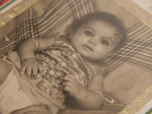 Carica l&#39;immagine nel visualizzatore di Gallery, vecchia fotografia indiana raffigurante un bimbo, cornice e foto databili anni 70/80, pezzo unico conservato originale. legno e foto .  dimensioni cornice 19x23 cm   per ulteriori info o dettagli mail info@etniko.it whatsapp 0039 3338778241  instagram / facebook / etsy : etnikobycrosato