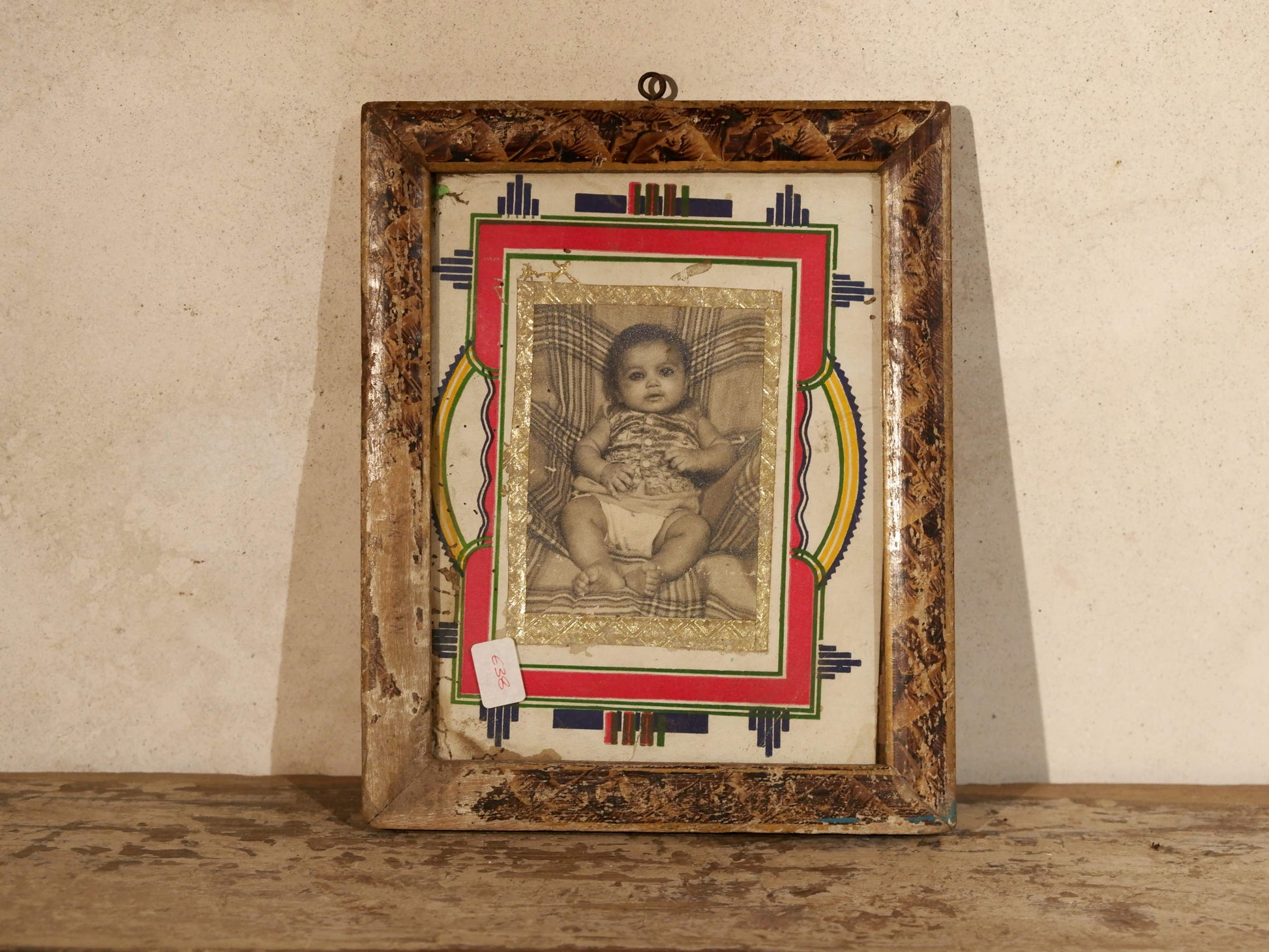 vecchia fotografia indiana raffigurante un bimbo, cornice e foto databili anni 70/80, pezzo unico conservato originale. legno e foto .  dimensioni cornice 19x23 cm   per ulteriori info o dettagli mail info@etniko.it whatsapp 0039 3338778241  instagram / facebook / etsy : etnikobycrosato