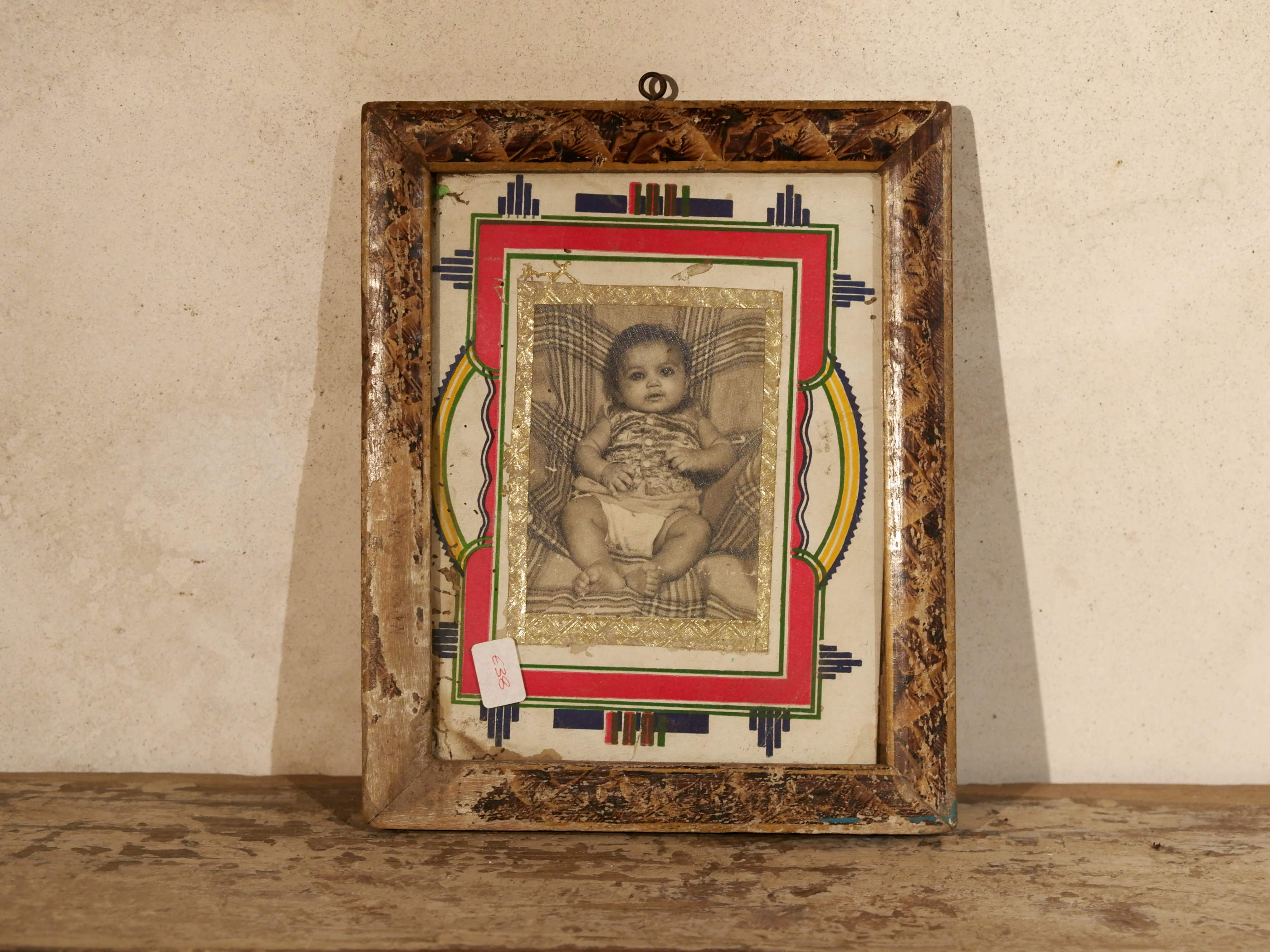 vecchia fotografia indiana raffigurante un bimbo, cornice e foto databili anni 70/80, pezzo unico conservato originale. legno e foto .  dimensioni cornice 19x23 cm   per ulteriori info o dettagli mail info@etniko.it whatsapp 0039 3338778241  instagram / facebook / etsy : etnikobycrosato