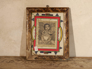 vecchia fotografia indiana raffigurante un bimbo, cornice e foto databili anni 70/80, pezzo unico conservato originale. legno e foto .  dimensioni cornice 19x23 cm   per ulteriori info o dettagli mail info@etniko.it whatsapp 0039 3338778241  instagram / facebook / etsy : etnikobycrosato