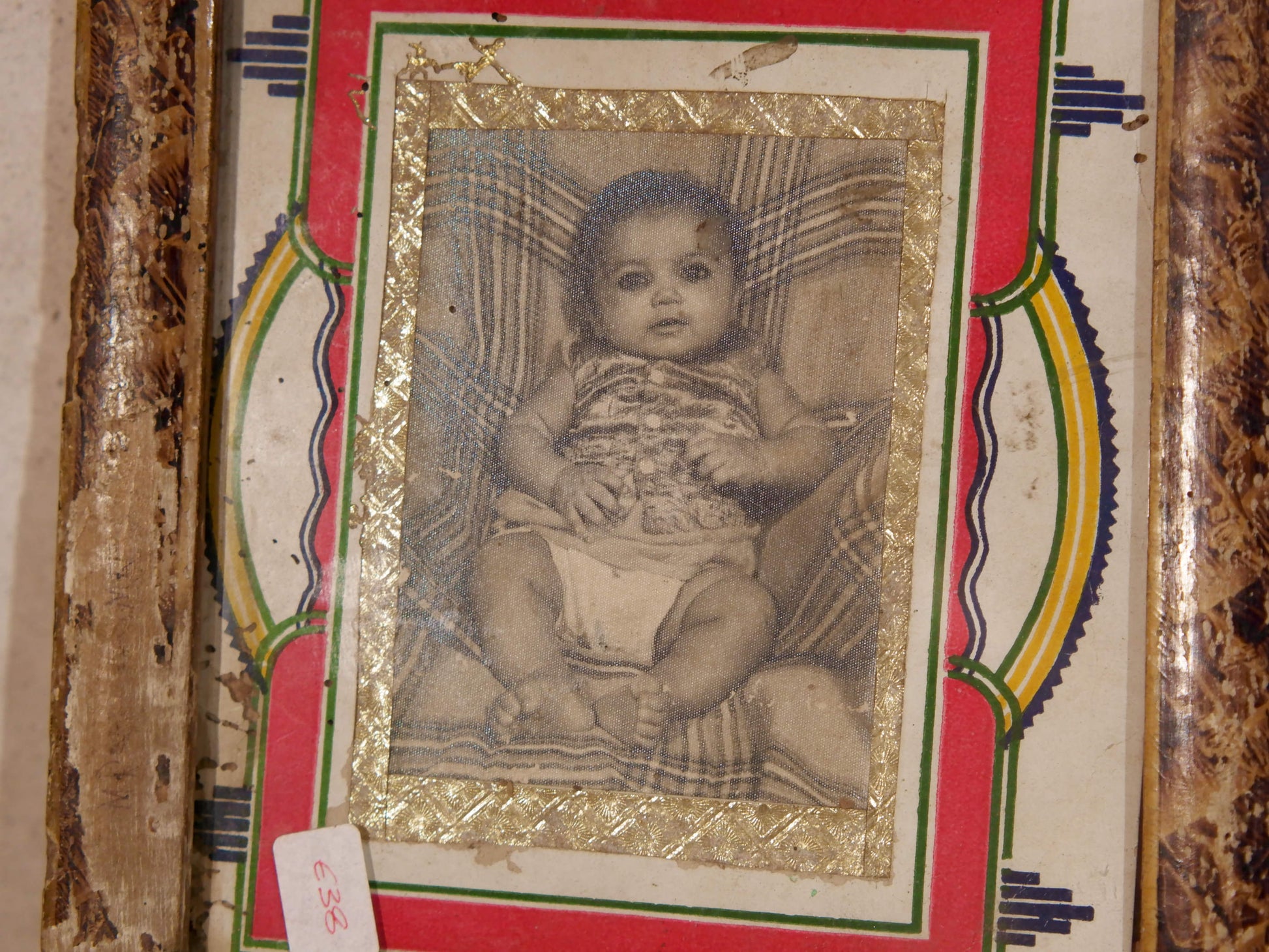 vecchia fotografia indiana raffigurante un bimbo, cornice e foto databili anni 70/80, pezzo unico conservato originale. legno e foto .  dimensioni cornice 19x23 cm   per ulteriori info o dettagli mail info@etniko.it whatsapp 0039 3338778241  instagram / facebook / etsy : etnikobycrosato