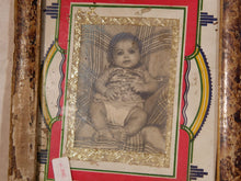 Carica l&#39;immagine nel visualizzatore di Gallery, vecchia fotografia indiana raffigurante un bimbo, cornice e foto databili anni 70/80, pezzo unico conservato originale. legno e foto .  dimensioni cornice 19x23 cm   per ulteriori info o dettagli mail info@etniko.it whatsapp 0039 3338778241  instagram / facebook / etsy : etnikobycrosato